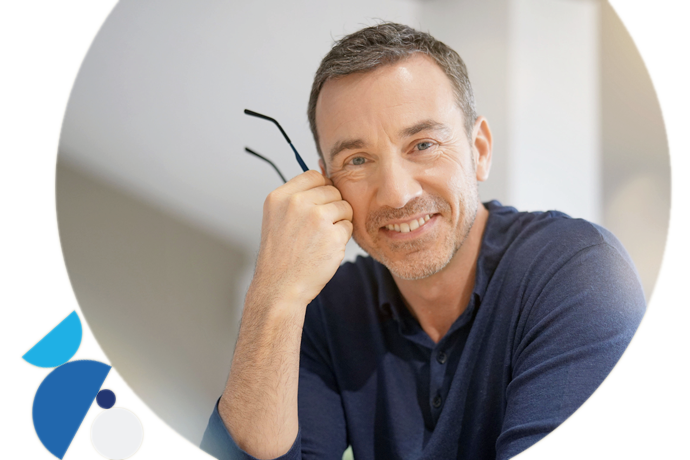 hombre sonriente mirando a cámara