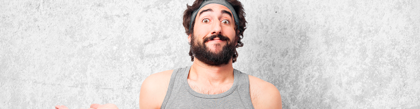 Hombre con rostro sorprendido y ropa deportiva