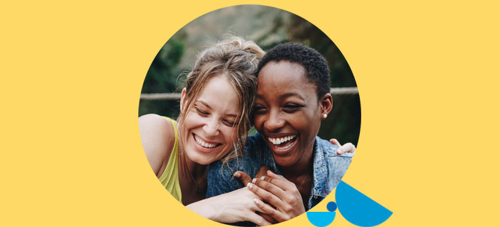 dos chicas sonriendo