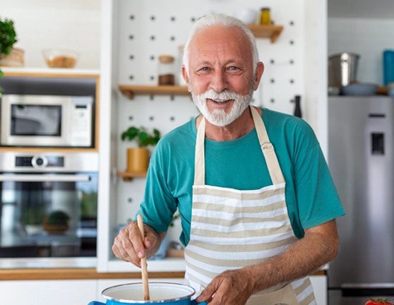 Hombre adulto cocinando en la cocina de su casa