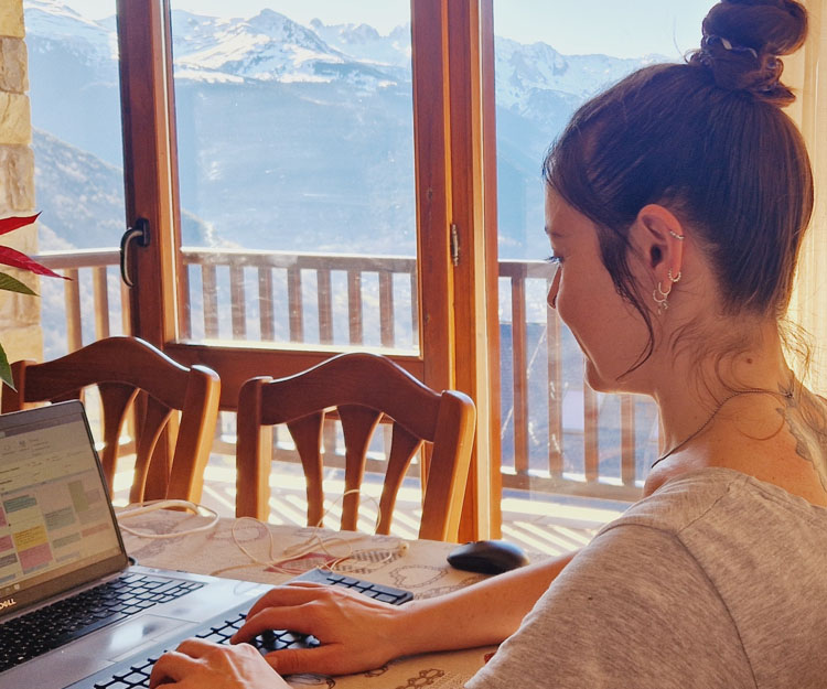 colaboradora Zurich trabajando con montañas de fondo