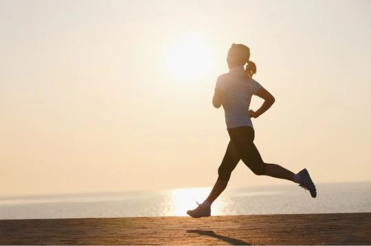Mujer corriendo en la playa