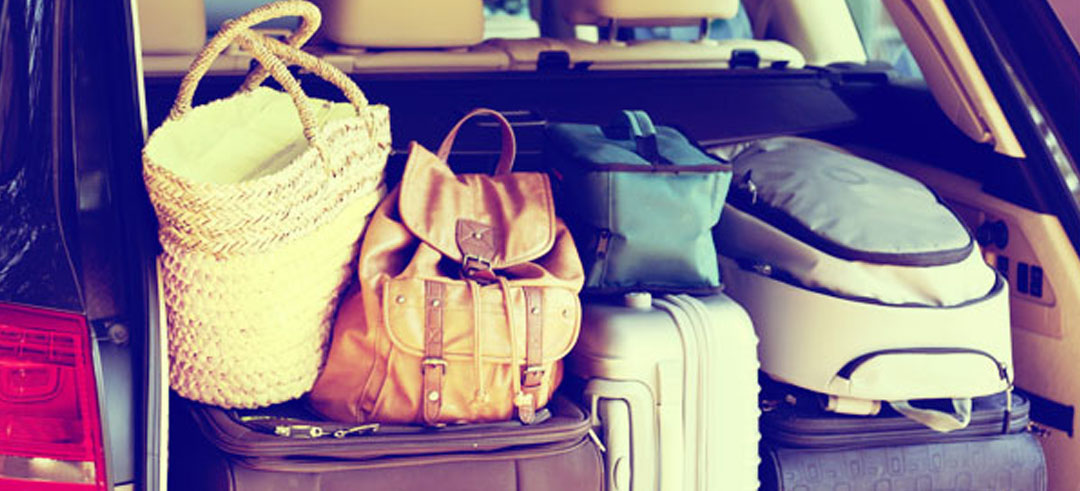 Maletero lleno de equipaje en un coche