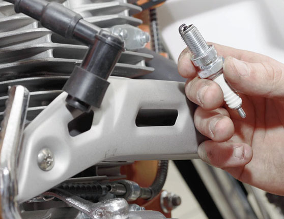 Persona cambiando una pieza de moto en un taller mecánico