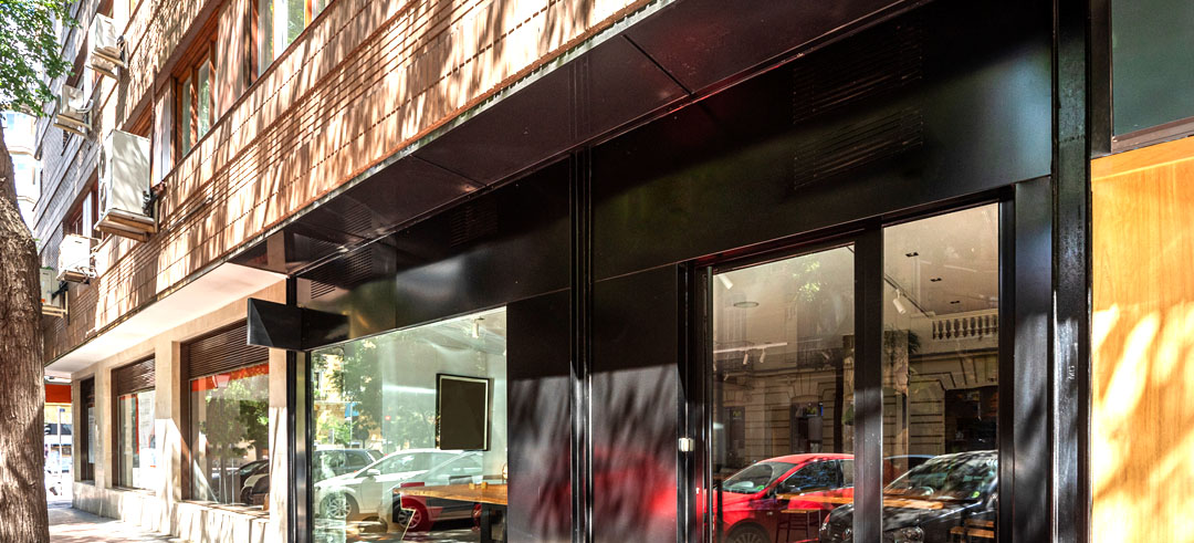 Fachada de un local comercia con grades cristales