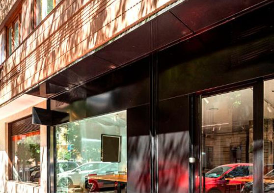 Fachada de un local comercia con grades cristales